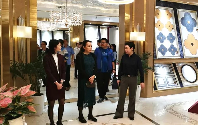 工商局领导参观.jpg 工商局领导参观.jpg