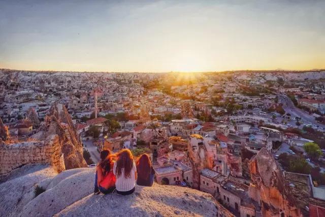 茄子免费视频茄子视频下载安装·爱上卡帕多西亚的米黄风情